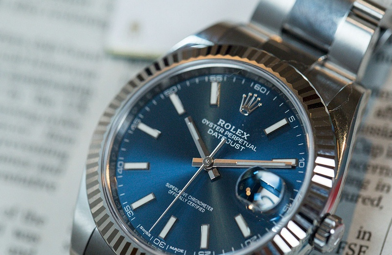 Top-gloss 904L stainless steel is used in high-end watches